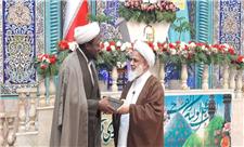 اهدای انگشتری رهبر معظم انقلاب به امام جماعت مسجد جامع زیمبابوه در نماز جمعه آبیک