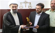 اعطای نشان مسئول پاسخگو به دادستان آبیک در روز پایانی مسئولیت