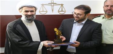 اعطای نشان مسئول پاسخگو به دادستان آبیک در روز پایانی مسئولیت