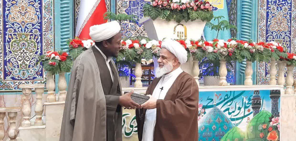 اهدای انگشتری رهبر معظم انقلاب به امام جماعت مسجد جامع زیمبابوه در نماز جمعه آبیک