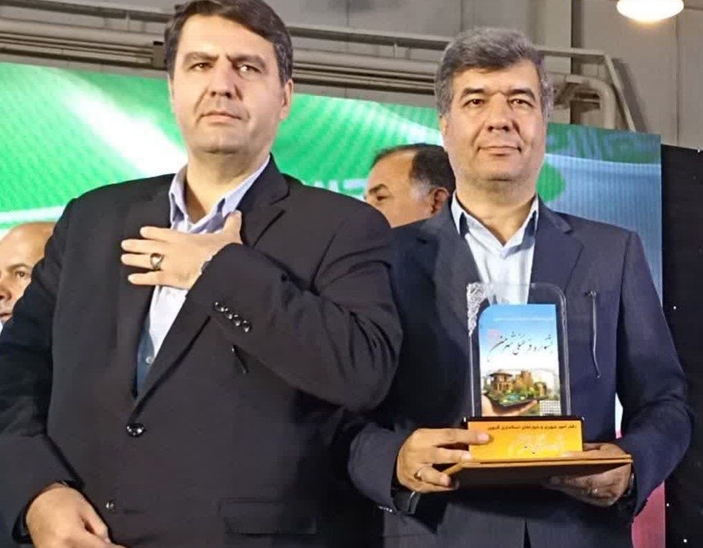 اعطای جایزه ملی " شهریار "  به شهردار آبیک بعنوان شهردار برتر استان