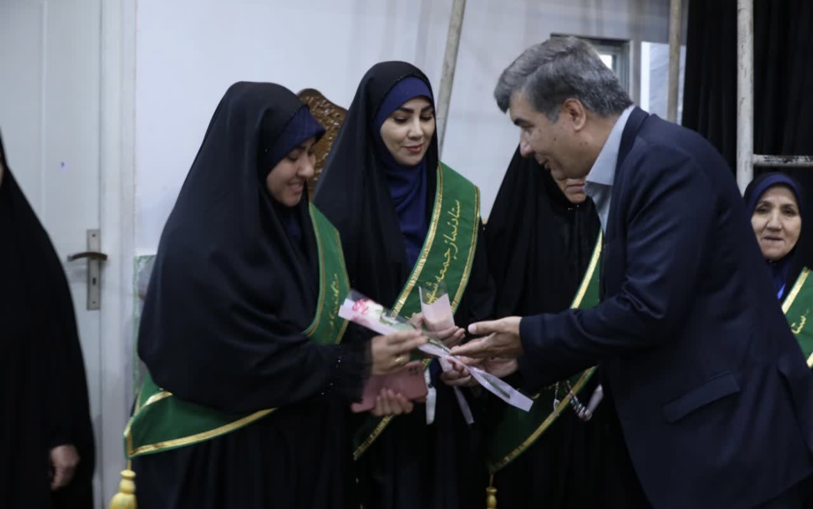 شهردار و شورای شهر آبیک از ستاد نماز جمعه تجلیل کردند